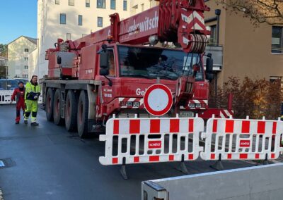 Kranfällung in Nürnberg mit Straßensperre und Unterstützung eines 60 Tonnen Krans