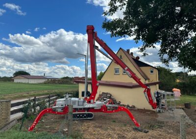 24 Meter Raupenbühne mit Durchfahrtbreite von 1 Meter bei Nürnberg